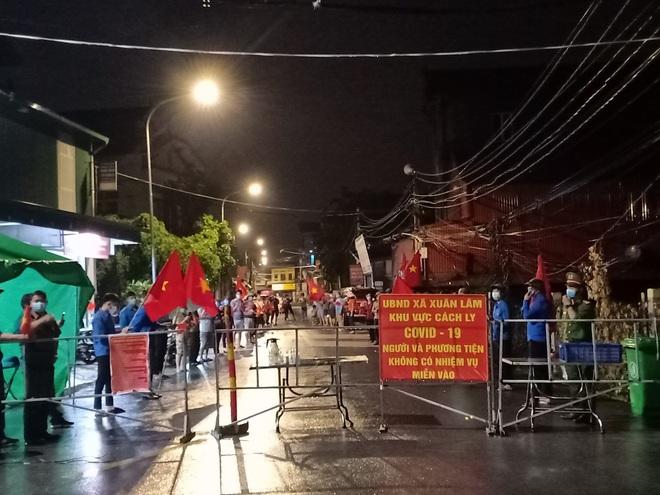 Bắc Ninh: Người dân 3 thôn vẫy cờ hò reo vì được gỡ lệnh cách ly-2