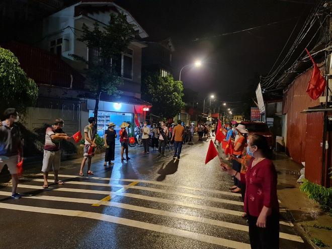 Bắc Ninh: Người dân 3 thôn vẫy cờ hò reo vì được gỡ lệnh cách ly-5