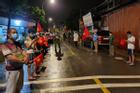 Bắc Ninh: Người dân 3 thôn vẫy cờ hò reo vì được gỡ lệnh cách ly