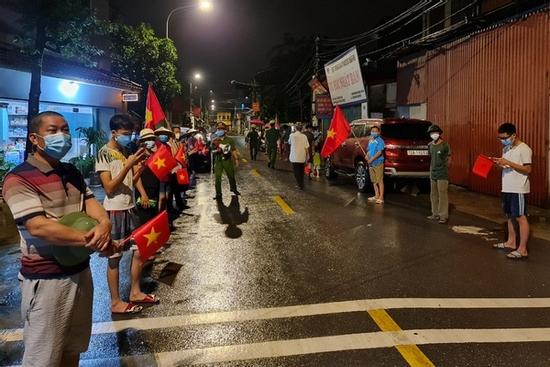 Bắc Ninh: Người dân 3 thôn vẫy cờ hò reo vì được gỡ lệnh cách ly
