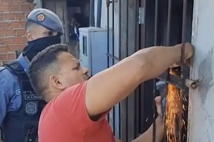 Giải cứu 7 đứa trẻ trần truồng, người bầm tím bị nhốt trong nhà chật hẹp-2