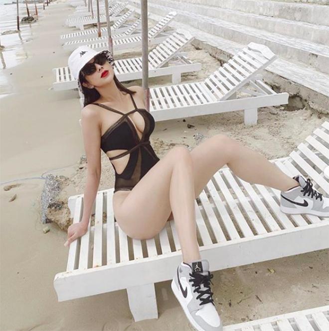 Bikini + giày sneaker: Kiểu mix lạc quẻ nhưng Ngọc Trinh, Diệp Lâm Anh thi nhau diện-4
