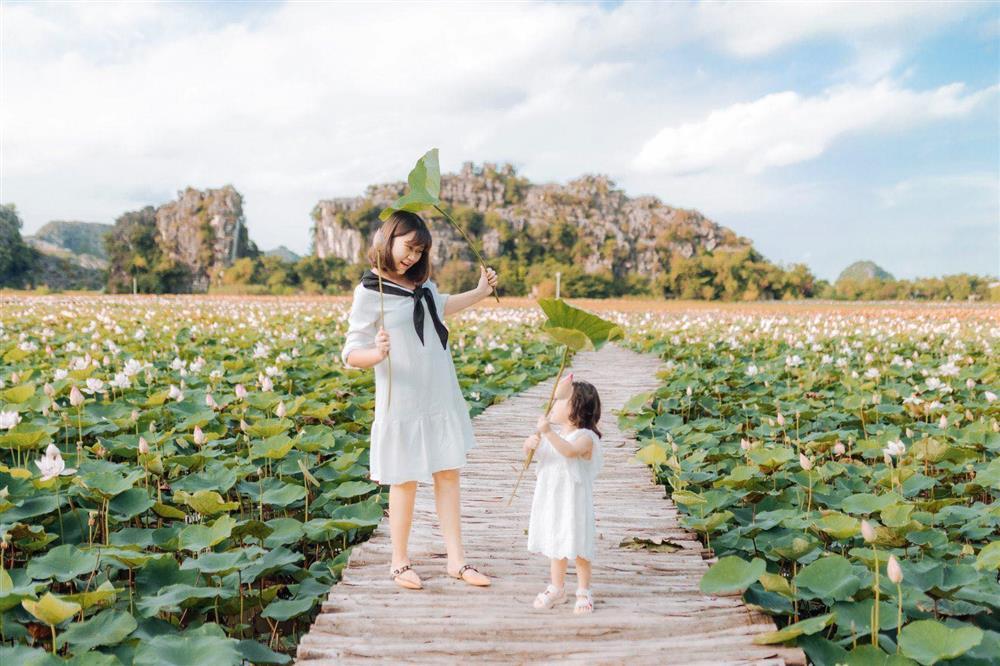 Bộ ảnh bé gái phá cách bên hoa sen chất lừ, dân sống ảo chuyên nghiệp còn thua xa-1