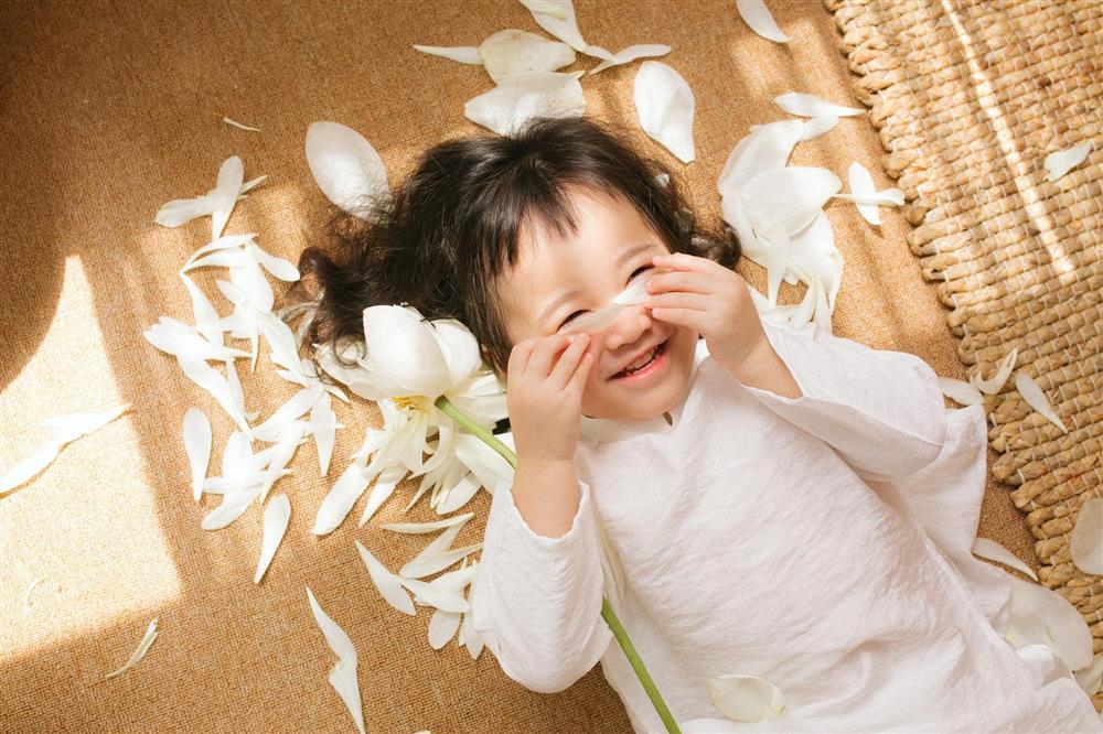 Bộ ảnh bé gái phá cách bên hoa sen chất lừ, dân sống ảo chuyên nghiệp còn thua xa-5