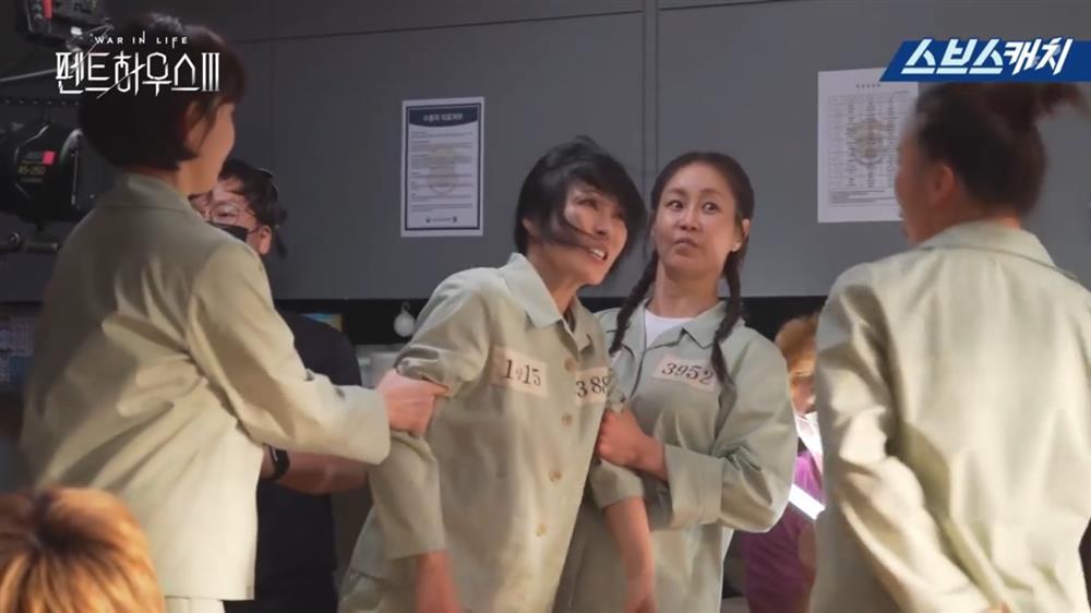 Hậu trường Penthouse 3: Dượng Tê nâng niu bà cả Shim cực tình, dì Trinh đam mê tấu hài tạo meme mới-2