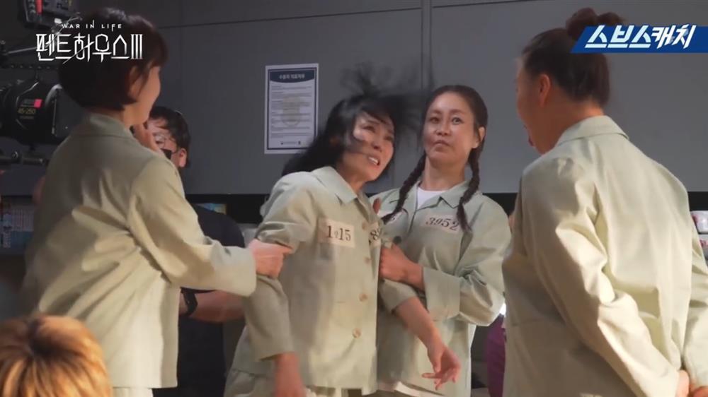 Hậu trường Penthouse 3: Dượng Tê nâng niu bà cả Shim cực tình, dì Trinh đam mê tấu hài tạo meme mới-3