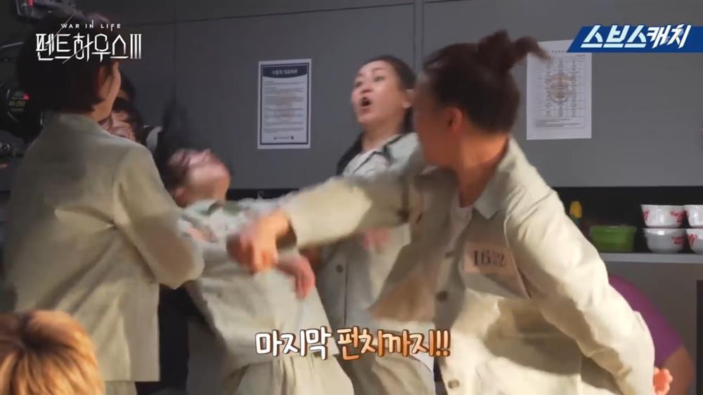 Hậu trường Penthouse 3: Dượng Tê nâng niu bà cả Shim cực tình, dì Trinh đam mê tấu hài tạo meme mới-4