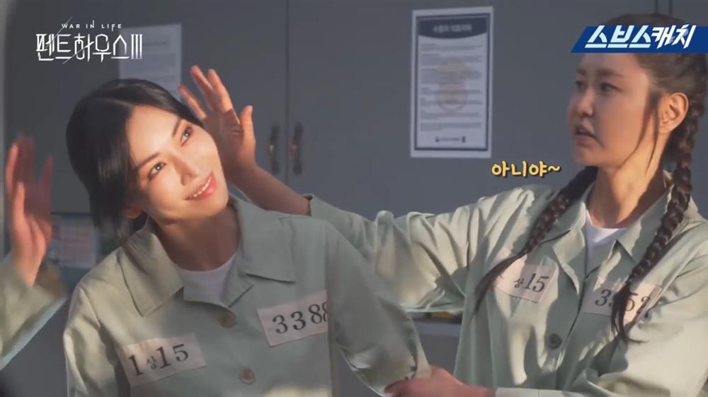 Hậu trường Penthouse 3: Dượng Tê nâng niu bà cả Shim cực tình, dì Trinh đam mê tấu hài tạo meme mới-5