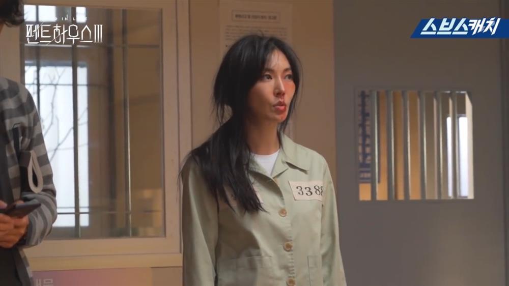 Hậu trường Penthouse 3: Dượng Tê nâng niu bà cả Shim cực tình, dì Trinh đam mê tấu hài tạo meme mới-6