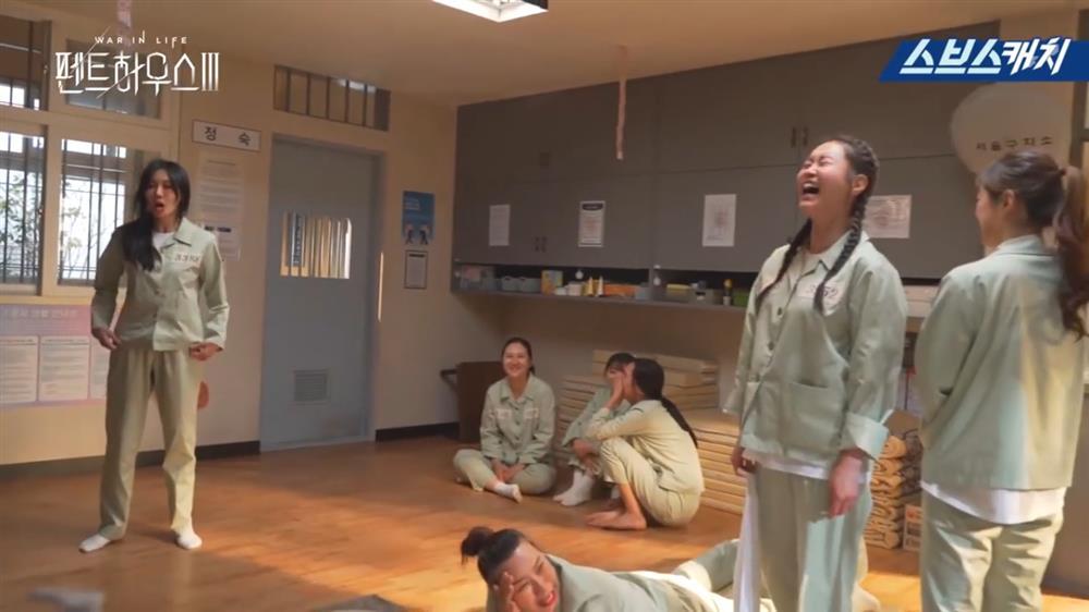 Hậu trường Penthouse 3: Dượng Tê nâng niu bà cả Shim cực tình, dì Trinh đam mê tấu hài tạo meme mới-7