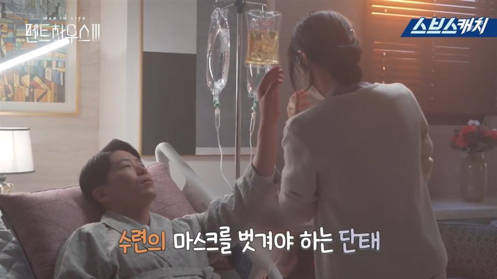 Hậu trường Penthouse 3: Dượng Tê nâng niu bà cả Shim cực tình, dì Trinh đam mê tấu hài tạo meme mới-8