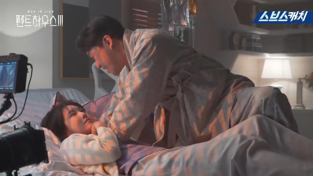 Hậu trường Penthouse 3: Dượng Tê nâng niu bà cả Shim cực tình, dì Trinh đam mê tấu hài tạo meme mới-11