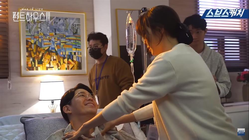 Hậu trường Penthouse 3: Dượng Tê nâng niu bà cả Shim cực tình, dì Trinh đam mê tấu hài tạo meme mới-12