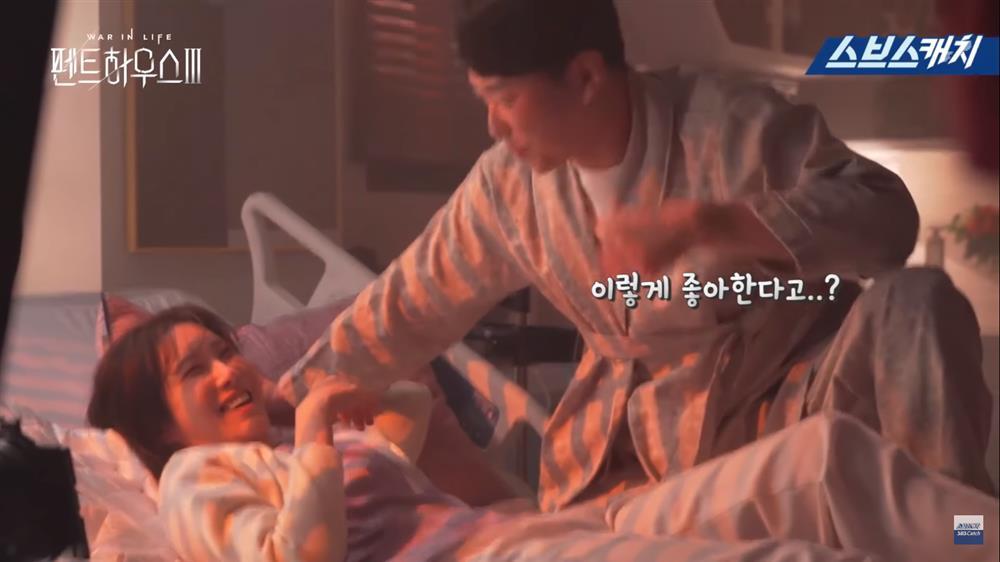 Hậu trường Penthouse 3: Dượng Tê nâng niu bà cả Shim cực tình, dì Trinh đam mê tấu hài tạo meme mới-14