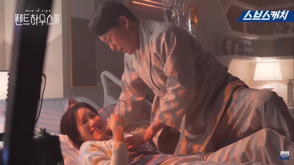 Hậu trường Penthouse 3: Dượng Tê nâng niu bà cả Shim cực tình, dì Trinh đam mê tấu hài tạo meme mới-13