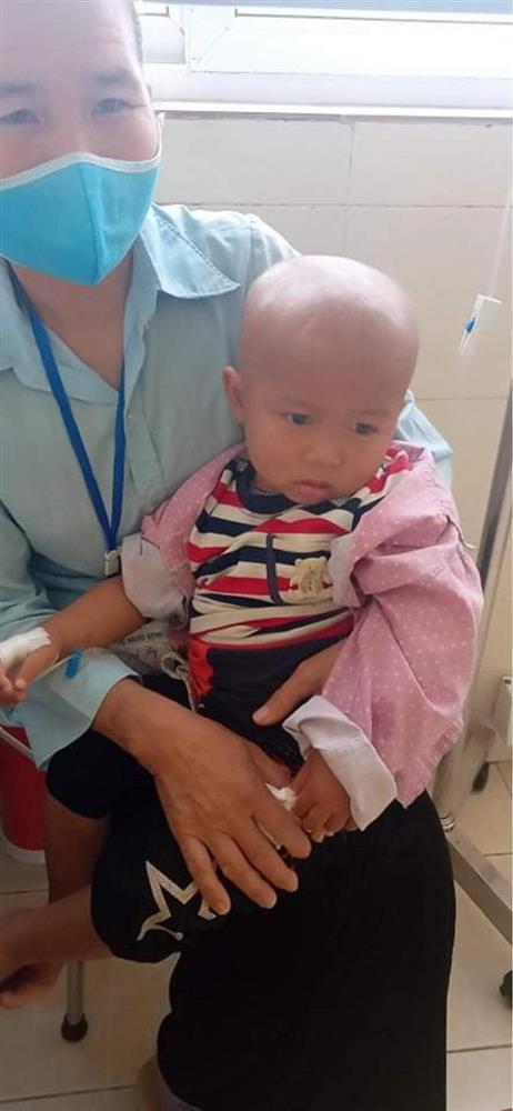 Hoàn cảnh tội nghiệp của chiến binh nhí ung thư võng mạc, vừa hết cách ly 28 ngày tại viện K-1