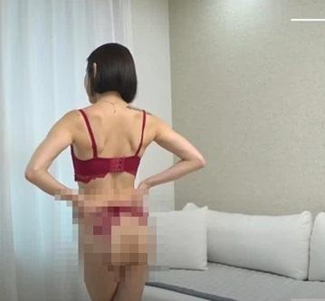 Gái xinh rao bán đồ nội y, có tâm đến mức thay luôn trên livestream-2