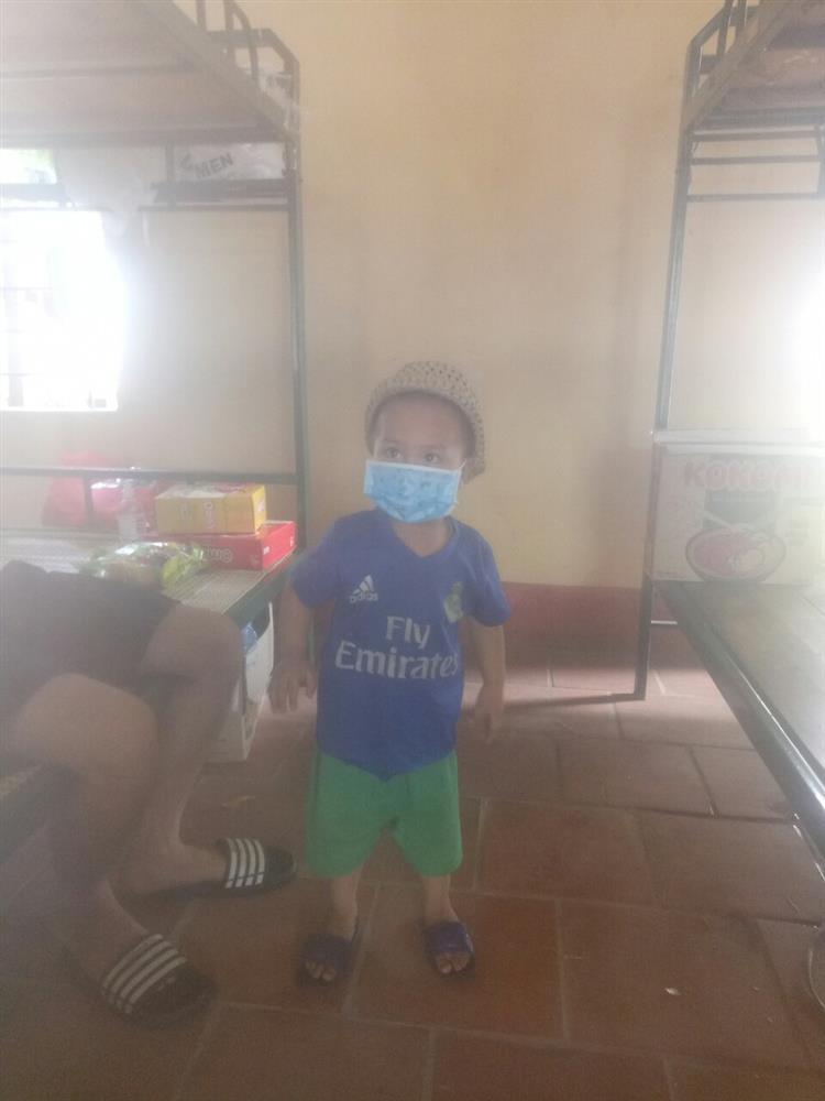 Bé 3 tuổi ở Bắc Giang rời khu cách ly, được về nhà với ông bà-1