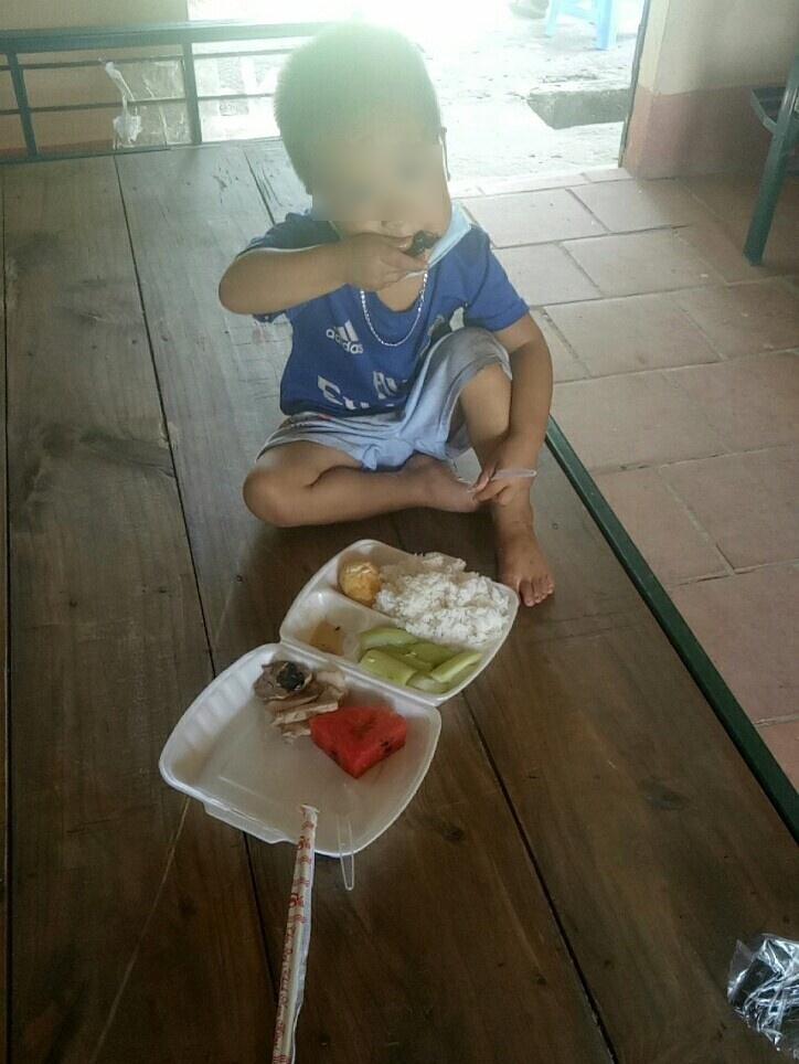 Bé 3 tuổi ở Bắc Giang rời khu cách ly, được về nhà với ông bà-2