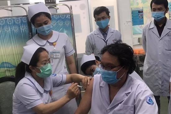'Tôi tiêm vaccine Covid-19 dù bản thân có bệnh nền và dị ứng'