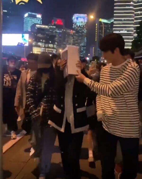 Sau cảnh Hứa Khải bế Dương Mịch với tư thế 18+, cặp đôi lại bị chụp ảnh đi trên phố, nhà gái giật thót lấy tay che mặt-4