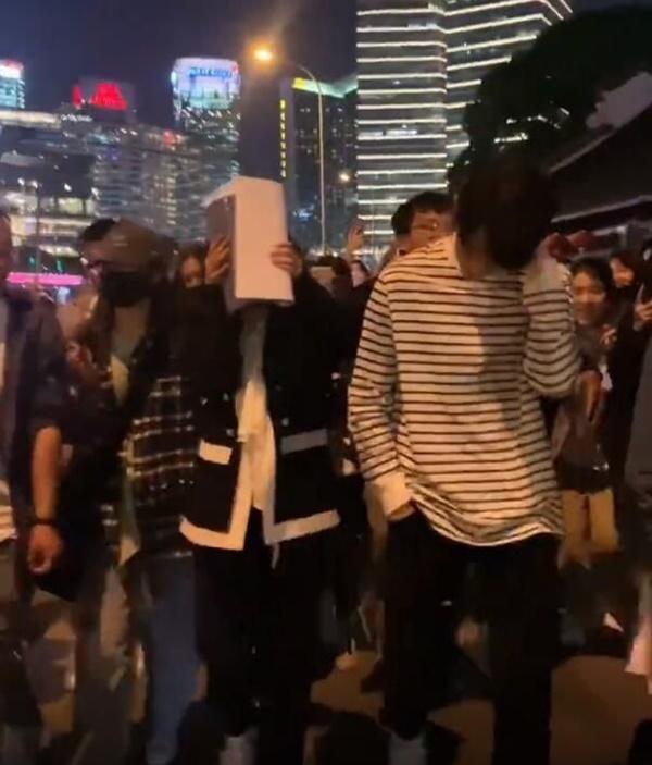 Sau cảnh Hứa Khải bế Dương Mịch với tư thế 18+, cặp đôi lại bị chụp ảnh đi trên phố, nhà gái giật thót lấy tay che mặt-6