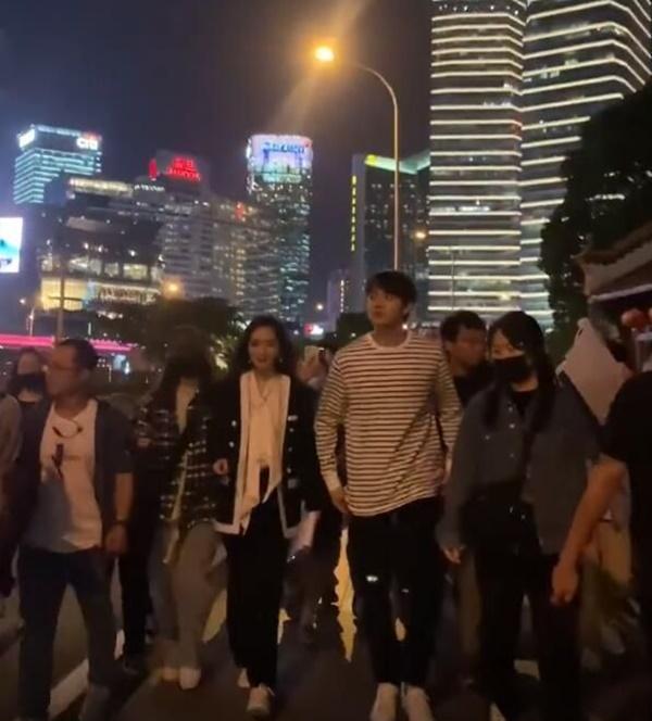 Sau cảnh Hứa Khải bế Dương Mịch với tư thế 18+, cặp đôi lại bị chụp ảnh đi trên phố, nhà gái giật thót lấy tay che mặt-7