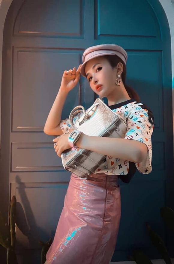 Loạt người đẹp Việt dùng túi xách hàng hiệu để đựng thứ gì?-2
