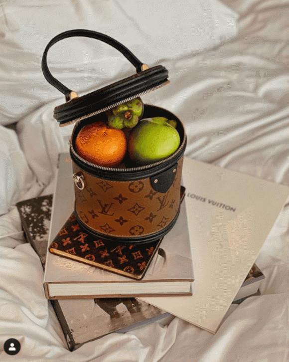 Loạt người đẹp Việt dùng túi xách hàng hiệu để đựng thứ gì?-11