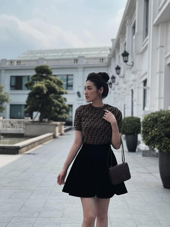 Loạt người đẹp Việt dùng túi xách hàng hiệu để đựng thứ gì?-12