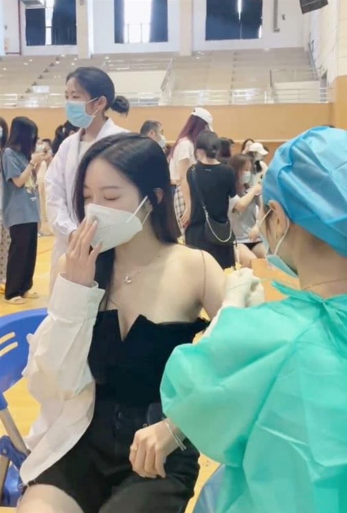 Nhức mắt loạt người đẹp ăn mặc khoe bưởi đi tiêm vaccine Covid-19-1