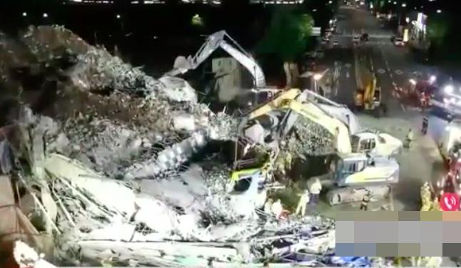 Kinh hoàng: Tòa nhà 5 tầng ở Hàn Quốc bất ngờ đổ sập, chôn vùi hàng chục người-1