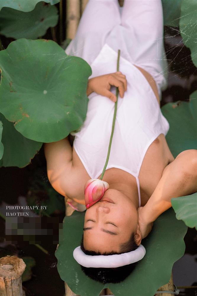 Chàng trai gây sốt với bộ ảnh mặc áo yếm tạo dáng yểu điệu thục nữ bên sen-5