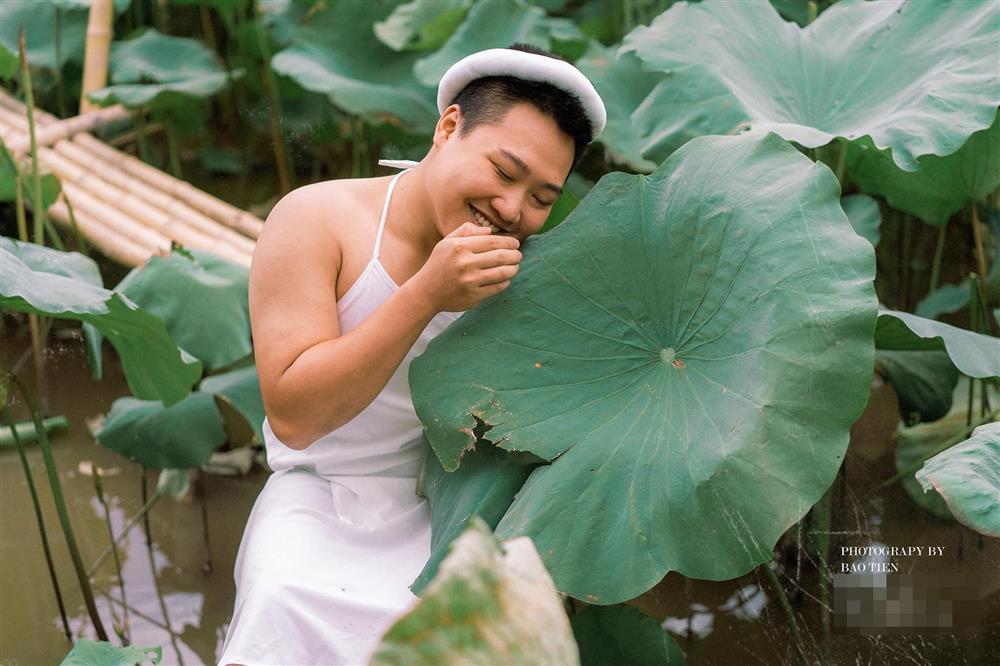 Chàng trai gây sốt với bộ ảnh mặc áo yếm tạo dáng yểu điệu thục nữ bên sen-4