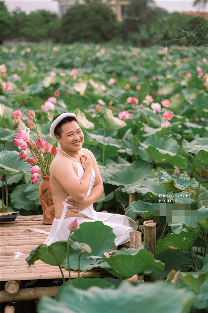 Chàng trai gây sốt với bộ ảnh mặc áo yếm tạo dáng yểu điệu thục nữ bên sen-6