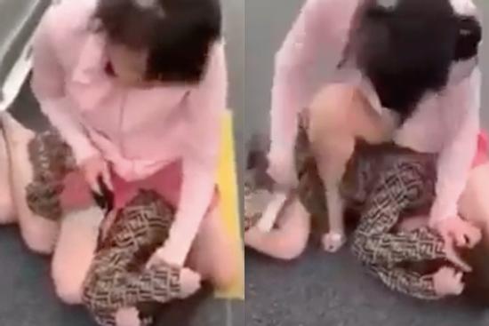 Chính thất đánh ghen đè 'tiểu tam' xuống đường, đập tới tấp guốc nhọn vào 'chỗ hư hỏng'