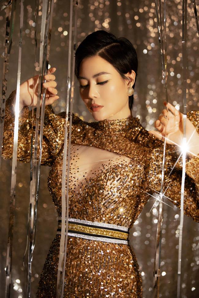 Nữ diễn viên chuộng những mẫu trẻ trung, gợi cảm khoe vòng một sexy.