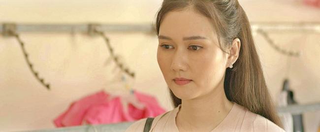 Tuyết xuất thân trong gia đình có vị thế ở làng, lấy chồng nhưng người chồng trăng hoa.