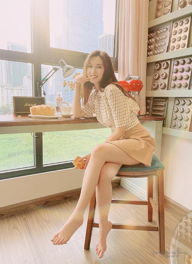 Ngoài đời, Hương Giang còn là một người mẫu ảnh đắt khách, được nhiều thương hiệu lựa chọn.