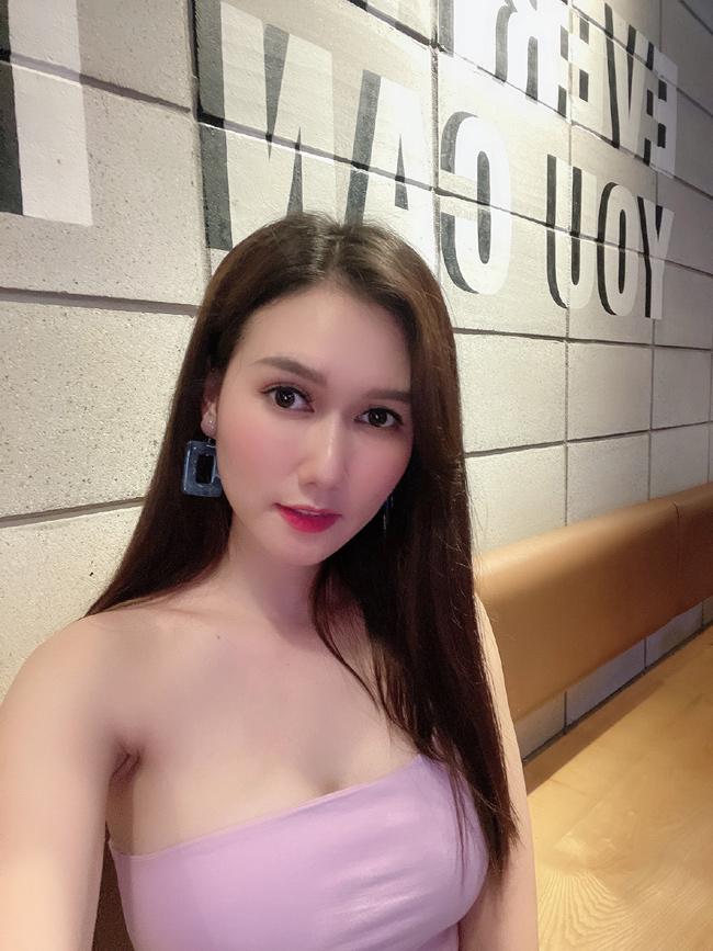 Vẻ sexy của Hương Giang khác biệt hẳn với hình ảnh gái quê của cô trong "Mùa hoa tìm lại" hay "Cô gái nhà người ta".