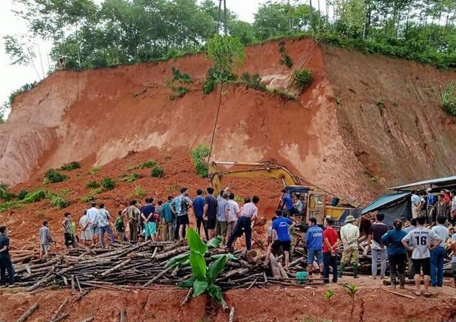 Sạt lở đất đè chết một phụ nữ đang đẩy xe chở gỗ-1