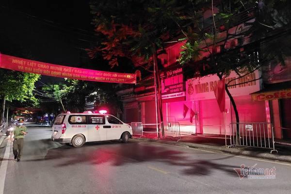 Vợ chồng F0 không đeo khẩu trang, nhổ nước bọt trước mặt lực lượng y tế-3