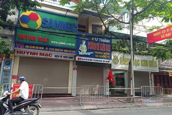 Vợ chồng F0 không đeo khẩu trang, nhổ nước bọt trước mặt lực lượng y tế-6