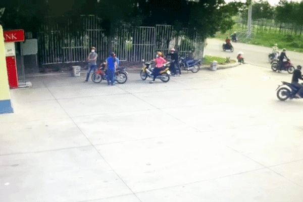 Clip: Côn đồ dàn cảnh trộm xe cực kỳ tinh vi của người rút tiền ATM