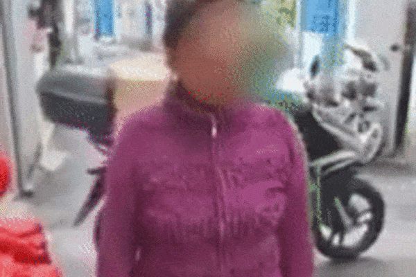 Clip: Thấy công an bị kẻ cầm dao uy hiếp, người dân vác gậy đến giải vây-3