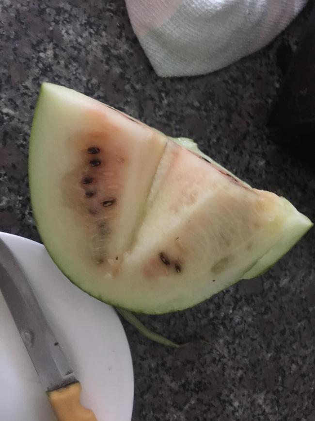 Tin lời hội chị em bày cách chọn dưa ngon, cô gái ngã ngửa sau nhát dao đầu tiên-2