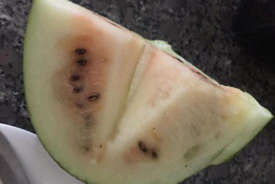 Tin lời hội chị em bày cách chọn dưa ngon, cô gái ngã ngửa sau nhát dao đầu tiên