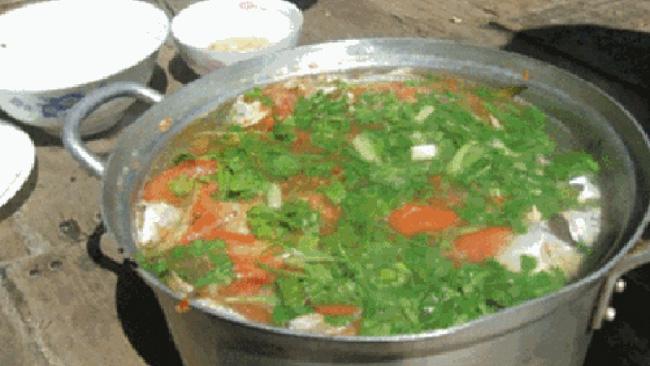 Bị vợ chửi bới nhức tai, chồng đổ thuốc diệt cỏ vào nồi canh cho vợ ăn-1