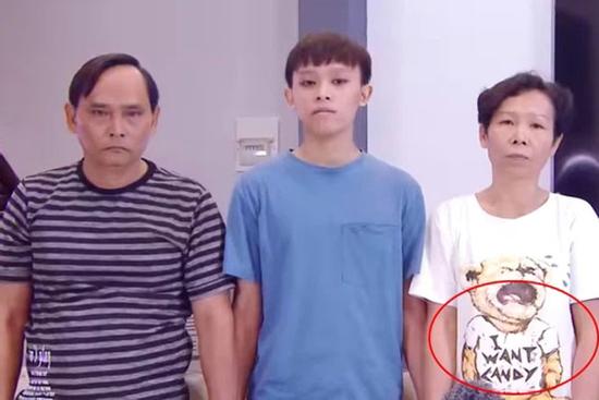 Netizen đặt nghi vấn về 'chiếc áo đặc biệt' của mẹ Hồ Văn Cường trong clip