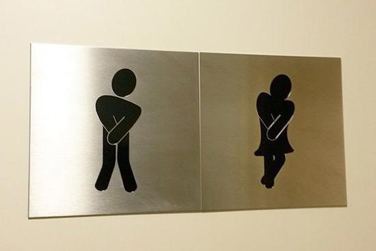 Biển báo nhà vệ sinh 'thấy một lần nhớ cả đời', đố ai dám đi nhầm phòng nữa